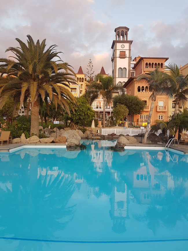 Bahia-del-Duke-pool&hotel